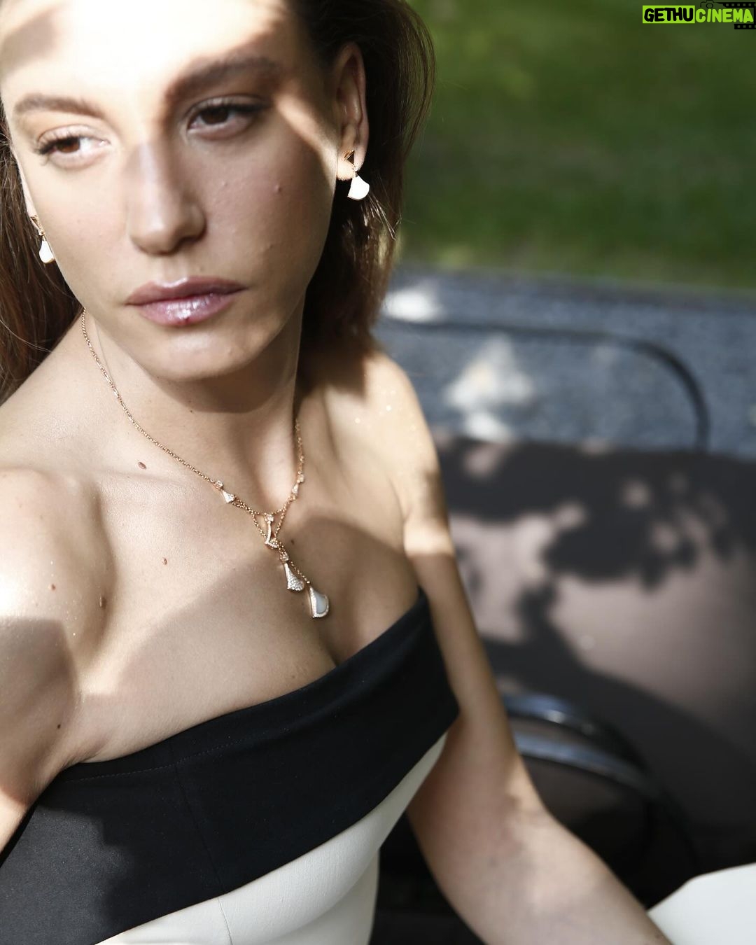 Serenay Sarıkaya Instagram - No need retouching… Only wearing @bulgari 💎#işbirliği