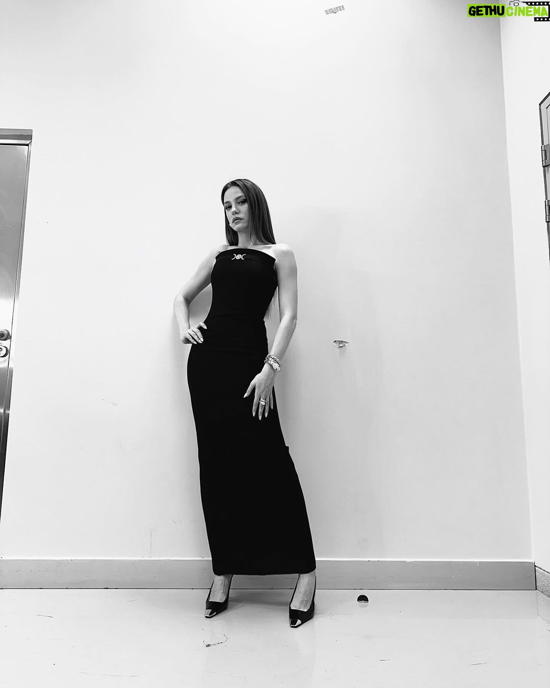 Serenay Sarıkaya Instagram - #AltınKelebekÖdülleri2023⭐️