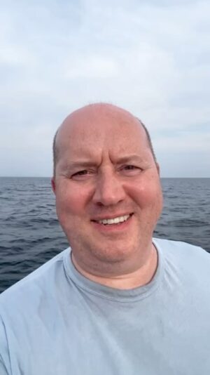 Sergey Burunov Instagram - Огромное спасибо за поздравления! 
У нас с вами уже несколько лет традиция. Лучший подарок в мой День рождения - это помощь фонду Константина Хабенского. @khabensky_fund 
Ссылка в сторис и профиле. 
Спасибо, уважаемые мои подписчики! 🙏🏻🙏🏻🙏🏻