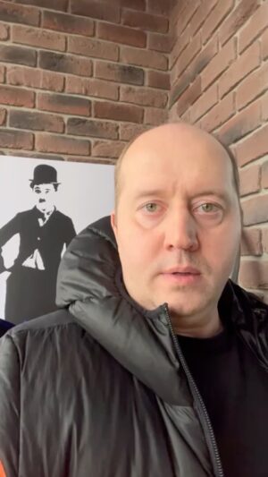 Sergey Burunov Instagram - Дорогие подписчики, вчера у меня был день рождения. Был без связи. Спасибо за ваши поздравления! Мое главное пожелание себе в этом году - чтобы дети во всем мире были здоровы и продолжали смеяться. Вы знаете мою традицию: каждый год в качестве подарка я призываю вас сделать  любое пожертвование в фонд Константина Хабенского, с которым я дружу уже много лет. Сегодня это стало ещё более важным, потому что даже в самые трудные и трагические времена важно оставаться людьми. Мы все сегодня сконцентрированы на ежеминутной меняющейся драматичной повестке. Сохранить человечность помогают обычные дела. Быть с близкими, помогать близким, помогать. Проверьте, пожалуйста, наверняка у многих из вас после санкций по платежным системам отключились ваши регулярные платежи по пожертвованиям в те фонды, которые вы поддерживали. Найдите возможность продолжать жертвовать этим фондам. Сегодня это стало ещё важнее.
Ссылка в шапке профиля. #фондхабенского 
P. S. Я закрываю комментарии, потому что не хочу грузить вас нашествием ботов, которые отвлекут вас от смысла моего поста.