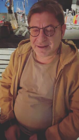 Sergey Burunov Instagram - Недавно познакомился с психологом @labkovskiyofficial 
Ужин получился отличный. Даже попробовали поменяться местами, как будто бы Михаил пришел ко мне на прием 😀😀😀
Подпишитесь на аккаунт Михаила. Там часто бывают умные и важные для каждого мысли. 

Спасибо, @ilya_tyutenkov В твоем ресторане @zhirok.moscow очень вкусно! Придем еще.
