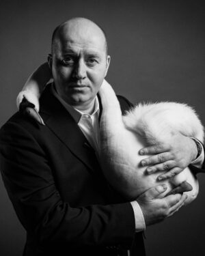 Sergey Burunov Instagram - В передаче @vecherniy_urgant Ваня сделал мне фотосессию, повторяющую известные фотографии моего любимого актера, Леонардо Ди Каприо.  Давайте выберем лучшую. За какую голосуете? Сравним с голосованием в аккаунте #вечернийургант