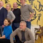 Sergey Burunov Instagram - Я вчера посетил спектакль «Солнечная линия» на сцене @teatrpushkin Стараюсь ходить на работы коллег. @juliaperesild и @aburkovskiy 💪🏻💪🏻💪🏻👏🏻👏🏻👏🏻 - вы замечательный тандем. Спасибо за спектакль и за посиделки после. Уважаемые подписчики из Москвы, рекомендую сходить и вам. А тем, кто живет не в столице и не хочет ждать гастролей - посмотрите фильм по этому же произведению. Это совсем разные работы, разных режиссеров: в театре постановка Виктора Рыжакова, фильм- Бориса Хлебникова @khlebnikovb