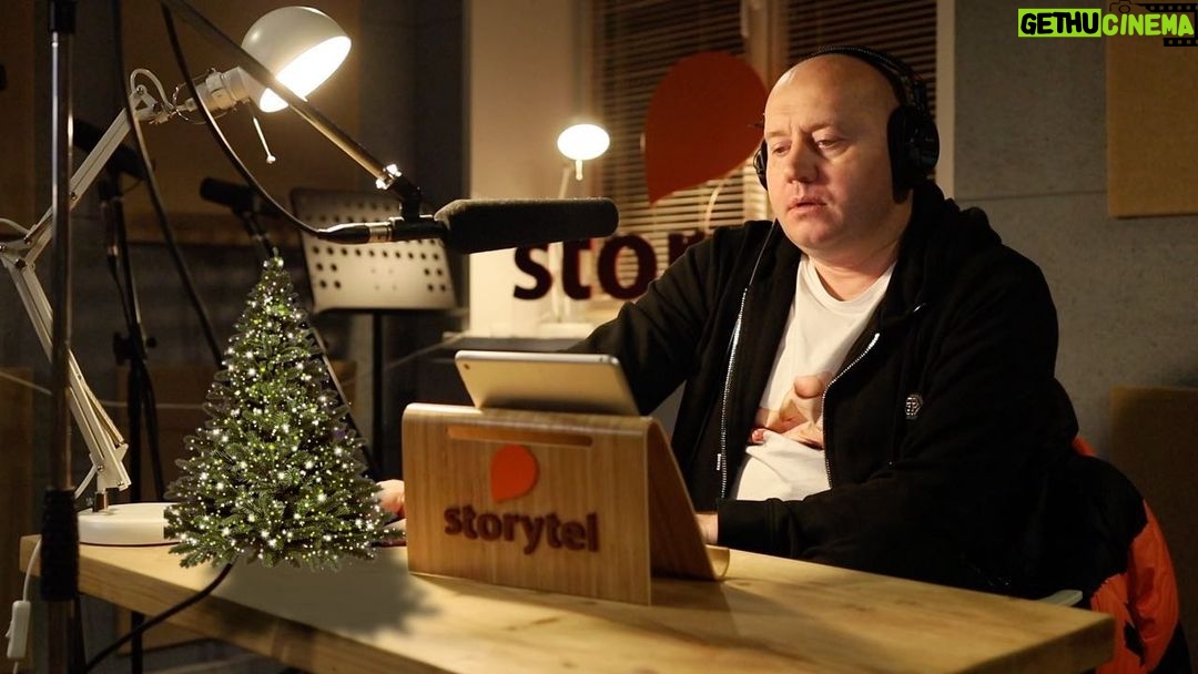Sergey Burunov Instagram - У меня, как вы знаете, огромный опыт дубляжа и фильмов, и игр, и мультиков. А вот книг я почти не озвучивал. И вот я вернулся к микрофону, в очень красивую и удобную студию @storytel.ru С прекрасными продюсерами озвучания. Спасибо, с вами приятно работать. Мы хотим начать распространять новогоднее настроение. И я приглашаю вас послушать рассказ про авантюрное приключение Шерлока Холмса. «Дело о семи рождественских открытках» написал писатель и сценарист Энтони Горовиц, к которому «Фонд наследия Артура Конан Дойля» обратился с предложением создать продолжение холмсиады. Эту захватывающую новогоднюю историю можно послушать в Storytel, а если у вас еще нет Storytel – по моей ссылке вы сможете слушать любые истории в этом приложении 30 дней совершенно бесплатно.