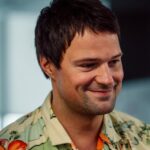 Sergey Burunov Instagram - Александр Петров меня, конечно, чаще раздражает. Но после просмотра сериала Валерия Тодоровского «Надвое» с Сашей на @itsmore.tv вынужден признать: не так уж ты и бестолков, Александр!😂 А если серьезно, советую всем к просмотру сериал о двух друзьях, которые пытаются выбраться из кризиса среднего возраста, найти любовь, поменять жизни. И дело не только в том, что платформа прислала мне целый чемодан подарков. Я от души😂 @actorsashapetrov @danilakozlovsky @todorovsky__company