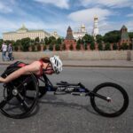 Sergey Burunov Instagram - Я всегда с завистью смотрел на увлеченных бегом людей. В моей памяти под грифом «марафон» отпечатались только забеги по жаре в кирзачах и полной амуниции во время обучения в летном училище. А сейчас можно бежать не только для пользы здоровью, но и со смыслом. 28 мая на Васильевском спуске пройдет, или вернее сказать, пробежит 😂 благотворительный марафон #бегущиесердца #бежимсосмыслом в пользу Фонда Хабенского @khabensky_fund Не обещаю, что побегу дистанцию, но поддержать участников точно приду. Регистрируйтесь по ссылке в шапке. Собранные средства будут направлены на развитие проекта по оказанию реабилитационной помощи детям и молодым взрослым с опухолями головного и спинного мозга. Вы знаете, что я верю в силу нашего народа, что мы умеем помогать друг другу. Умеем быть отзывчивыми. Давайте не бросать, если так можно выразиться, привычку благотворительности. @running_hearts @polinakitsenko @natasupernova Васильевский спуск