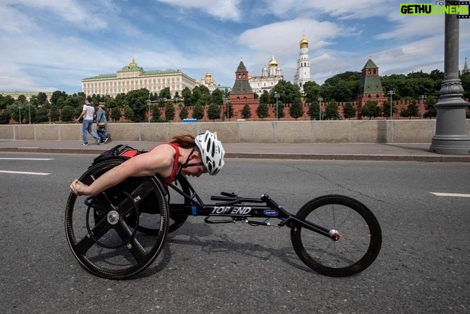 Sergey Burunov Instagram - Я всегда с завистью смотрел на увлеченных бегом людей. В моей памяти под грифом «марафон» отпечатались только забеги по жаре в кирзачах и полной амуниции во время обучения в летном училище. А сейчас можно бежать не только для пользы здоровью, но и со смыслом. 28 мая на Васильевском спуске пройдет, или вернее сказать, пробежит 😂 благотворительный марафон #бегущиесердца #бежимсосмыслом в пользу Фонда Хабенского @khabensky_fund Не обещаю, что побегу дистанцию, но поддержать участников точно приду. Регистрируйтесь по ссылке в шапке. Собранные средства будут направлены на развитие проекта по оказанию реабилитационной помощи детям и молодым взрослым с опухолями головного и спинного мозга. Вы знаете, что я верю в силу нашего народа, что мы умеем помогать друг другу. Умеем быть отзывчивыми. Давайте не бросать, если так можно выразиться, привычку благотворительности. @running_hearts @polinakitsenko @natasupernova Васильевский спуск