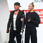 Sergey Burunov Instagram – Вчера прошла премия журнала @okmagazine_ru Я хожу туда каждый год, потому что главный редактор и мой друг, Вадим Верник @vadim_vernik собирает очень хороших людей на это мероприятие. Фотографии полистайте. 
Но сказать я хотел вот что! Когда на сцену вышел Роман Костомаров @romankostomarovkrs , весь зал встал и зааплодировал. 
То что с ним произошло по драматизму равно «Повести о настоящем человеке» про летчика Маресьева, вернувшегося в небо после ампутации ног. 
Подвиг Романа не только в том, что он возвращается к своей профессии, возвращается на лед, а еще в том, что это видно нам, людям без особых проблем, но вечно причитающих о невзгодах. 
Это. невероятно духоподъемная история. 
Я постеснялся вчера подойти и высказать свое восхищение. Сделаю это здесь. 👏🏻👏🏻👏🏻