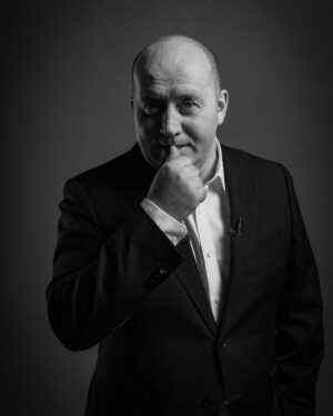 Sergey Burunov Instagram - В передаче @vecherniy_urgant Ваня сделал мне фотосессию, повторяющую известные фотографии моего любимого актера, Леонардо Ди Каприо.  Давайте выберем лучшую. За какую голосуете? Сравним с голосованием в аккаунте #вечернийургант