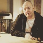 Sergey Burunov Instagram - Продолжаю рассказывать о сотрудничестве с фондом медицинских решений @vse.nenaprasno.ru - Организацией, которая занимается системной профилактикой онкологических заболеваний в России. Я выбрал этот фонд, потому что строить инфраструктуру для того, чтобы можно было помочь каждому онкобольному, это сложнее, чем собрать деньги на одну конкретную операцию. Ко мне пришла компания, Nutricia. @sily_est Продукт, который они производят он не лечит рак. Но он делает ежедневные страдания немного легче. Питание Nutridrink Compact Protein -жидкая высокобелковая смесь, разработанная с учетом потребностей онкопациентов. Продается она в основном в аптеках и онлайн, имеет разные вкусы, и очень легко пьется. У людей с онкологическими заболеваниями высок риск развития недостаточности питания по нескольким причинам. Первое - меняется метаболизм из-за самой опухоли и терапии. У онкопациентов в 2 раза выше потребность в белке, чем у здоровых людей. Второе – человеку может быть просто сложно есть: из-за побочных эффектов от терапии (рвота, тошнота), сложности питания из-за локализации опухоли (например, в области головы/шеи, ЖКТ), а вдобавок может меняться аппетит и восприятие вкусов. Все эти причины приводят к дисбалансу между потребляемой пищей и необходимым *топливом* для организма, сокращая мышечную массу, т.е. белковые запасы тела. Дефицит белка снижает иммунитет, что способствует увеличению частоты осложнений, развитию вторичных инфекций, общему истощению организма и потери мышечной массы, а также увеличивает срок выздоровления. 1 бутылка Nutridrink Compact Protein 125 мл содержит 18 гр белка (почти как в 3 тарелках борща с мясом)и может помочь восполнить дефицит белка, что, в свою очередь, может способствовать лучшей переносимости пациентами противоопухолевой терапии.  Я в сторис вешаю ссылку на сайт этого продукта. Однако, важно помнить, перед употреблением специализированного питания необходима консультация со специалистом из-за наличия ряда противопоказаний. Пост этот платный. И я отправляю гонорар в @vse.nenaprasno.ru Посмотрите про фонд. Если вам откликается то, что мы делаем - давайте помогать вместе. Хотя бы лайком, чтобы больше людей могли прочитать этот пост.