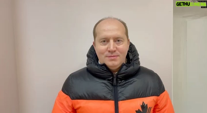 Sergey Burunov Instagram - Сегодня был на матче ЦСКА-Зенит. И неважен счет. Важна атмосфера! Важны ваши эмоции. Смотрите в сторис, как наши жгут! Пользуюсь случаем, поздравляю дорого @igor_igor_akinfeev с его невероятными рекордами. @pfc_cska #цвбп #армейцымосквы ВЭБ Арена
