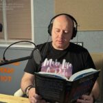 Sergey Burunov Instagram – Друзья, у меня две отличные новости! Я наконец-то прочел знаменитую книгу Homo Deus! И не просто прочел, а сделал это вслух – для вас, дорогие подписчики! Да-да, книга из известной трилогии Юваля Ноя Харари теперь зазвучит моим голосом (а вы знаете, как я люблю озвучивать).

Ну а вторая новость – послушать аудиокнигу можно эксклюзивно в VK Музыке. Ребята запустили новый раздел с аудиокнигами — слушайте и приобщайтесь к искусству (и это я не про свой голос) @vk
