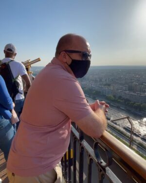 Sergey Burunov Instagram - Как всегда по понедельникам, новый выпуск #фортбоярд на @tv_ctc. 
Мы снимали передачу летом, сами съемки длились 4 дня, по 2 программы в день. Но до начала производства нужно было сидеть на карантине 10 дней 🤦‍♂️итого во Франции я пробыл почти 20 дней. И очень скучал по России. Вот посмотрите подборку моей ностальгии))) 
А еще хочу порекомендовать вам классного гида по Парижу, да и по всей Франции - Дмитрия. Обращайтесь. Вам будет интересно, как мне. 
@france_me_paris_me