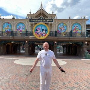 Sergey Burunov Instagram - После съемок #фортбоярд, новый выпуск которого смотрим по понедельникам в 20.00 на @tv_ctc , я остался на несколько дней в Париже. 
До этого никогда в столице Франции не бывал, поэтому выполнил программу минимум и совершил детскую мечту - сходил в Диснейленд. Купил сувенир - мышонка Реми из мультика «Рататуй», которого я озвучивал.