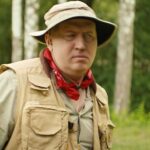 Sergey Burunov Instagram - Upd. Призы розыграны. Ну все, окончательно похолодало… А летом было так хорошо… Летом Витя, мой любимый герой роликов #thefamousgrouse , ездил на рыбалку с друзьями и девушками. Кто кого победил, а соперничество конечно было, смотрите в очередном #душевныйнаклеточномуровне фильме @thefamousgrouseru P.s. Вы любите, когда мы призы разыгрываем. Давайте в этот раз 10 бордовых классных рубашек. Мой директор @saifulinanastia с помощью рандомайзера (сказала употребить такое слово 🤦🏻‍♀️) выберет 10 победителей 01 октября. Поэтому просто ставьте плюсики.