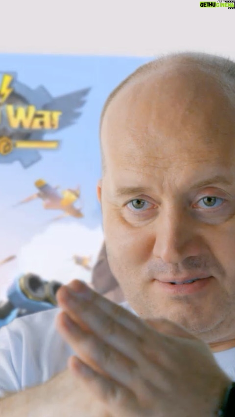 Sergey Burunov Instagram - На съемках ролика игры #topwar, которая недавно появилась в России, мы поболтали об игре. Я начал тоже играть. Прямо на съемках. Присоединяйтесь. Может встретимся на полях сражений. https://rukol.onelink.me/2Pgt/9136b9c9 @topwarru