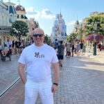 Sergey Burunov Instagram - После съемок #фортбоярд, новый выпуск которого смотрим по понедельникам в 20.00 на @tv_ctc , я остался на несколько дней в Париже. До этого никогда в столице Франции не бывал, поэтому выполнил программу минимум и совершил детскую мечту - сходил в Диснейленд. Купил сувенир - мышонка Реми из мультика «Рататуй», которого я озвучивал.
