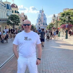 Sergey Burunov Instagram - После съемок #фортбоярд, новый выпуск которого смотрим по понедельникам в 20.00 на @tv_ctc , я остался на несколько дней в Париже. 
До этого никогда в столице Франции не бывал, поэтому выполнил программу минимум и совершил детскую мечту - сходил в Диснейленд. Купил сувенир - мышонка Реми из мультика «Рататуй», которого я озвучивал.