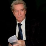 Sergey Burunov Instagram – На днях ушел из жизни великий актер Вахтанговского театра, великий Человек, великий педагог – мой преподаватель художественного слова в Щукинском театральном училище, Алексей Глебович Кузнецов.
Вы помните его по ролям герцога Бекингема в «Трех мушкетерах», главной роли в фильме «Зеленый огонек», Николая Кирсанова в «Отцах и детях».
Если бы не он, не его чуткость и увлеченность нами, студентами, если бы не его вера в меня, то думаю, я бы и сам не научился в себя верить.
Он очень смешно обращался к нам: «Киська». «Киська, ты должен это в себе найти» – и задавал мне совершенно неожиданные отрывки.
Именно он придумал называть меня «Бурунчик».
Вечная память вам, Алексей Глебович! Я не забуду вас никогда! 💕