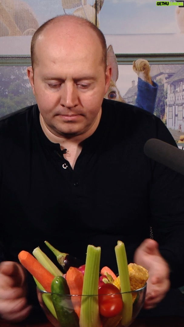 Sergey Burunov Instagram - Вот такой забавный #asmr ролик мы нахрустели. А новые приключения кроликов ждут вас в кино с 13 мая. @marinakravets @natan_official @mvitorgan @sonypicturesru
