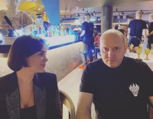 Sergey Burunov Instagram - Это мой директор, Настя @saifulinanastia У нее сегодня день рождения. Я называю ее ведьма. Но я ее очень ценю. Поздравляю!