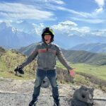 Sergey Burunov Instagram – Чем я хотел давно поделиться с вами, дорогие подписчики. Недавно я ездил в настоящее мото-путешествие. Есть у меня любимый вид отдыха – это движение на двухколесном транспортном средстве, именуемом мотоциклом. Права у меня уже достаточно давно, лет 8. Катаюсь регулярно. И в общем, думал, что могу называть себя уверенным ездоком.
Конечно, я смотрю в интернете всякие ролики про мотоциклы, обзоры всевозможные. И нашел аккаунт @na_motorcycle И что называется, залип. Мне настолько понравился подход ребят к обучению, что я решился на первое свое мотоциклетное путешествие.
Ребята!!! я вообще ничего не знал и не умел. 6 дней с инструкторами по невероятно красивым дорогам Северной Осетии. Мы накатали больше 2000 километров. Нет слов передать красоту природы. Мне говорили, что будет красиво и разнообразно. Но такого буйства красок, смен пейзажей, я не ожидал.
Особенное спасибо парням-инструкторам, Александру и Денису, @na_motorcycle за терпение. Как они спокойно и благородно подходят к процессу обучения. Обычно же как? Орет учитель. А тут, конечно орал я. А ребята были абсолютно внимательны и вежливы.
Поэтому дорогие коллеги-мотоциклисты, не пренебрегайте повышением квалификации. Не мучайте себя и мотоцикл. Учитесь. И берегите себя на дорогах