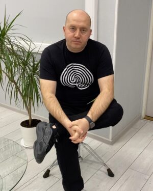 Sergey Burunov Instagram - Дорогие друзья! Уважаемые подписчики. Сегодня у меня день рождения. Спасибо вам большое за поздравления. Лучший подарок для меня - это помочь тем, кому сегодня трудно. Я дружу с фондом Константина Хабенского @khabensky_fund и уже по традиции в свой др рассказываю вам об этом. 
Ссылка в шапке профиля, если вы захотите меня поздравить. Даже рубль много, когда нас много.