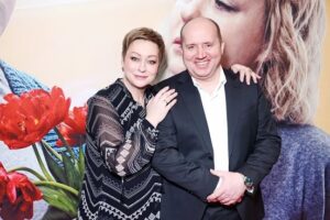 Sergey Burunov Instagram - Поздравляю себя и всех создателей фильма #параизбудущего с премьерой. 
Тонкого, чувствующего режиссера Алексея Нужного @nuzhny, мою любовь, мое сердце - великую Марию Аронову. Желаю молодым артистам, Денису Парамонову @para.denis и Дарье Коныжевой @konyzhevadasha доброго пути. Спасибо всем причастным: оператору Юрию Коробейникову @yury_korobeynikov художнику по костюмама Виктории Ефимовой-Шестаковской @victoriaefimovashestakovskaya , всем продюсерам, каналу Россия, студии ТриТэ и компании ЦПШ. 
Я конечно жду ваших отзывов о фильме. Делитесь в сторис. Я стараюсь смотреть. Может быть конкурс какой-нибудь проведем. Пока не придумал.