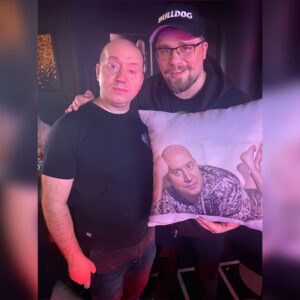 Sergey Burunov Instagram - Недавно мы с Гариком говорили ночью по телефону. Долго. Я что-то эмоционально и увлеченно рассказывал. На том конце было тихо. Ну думаю, слушает внимательно. Молодец. Но вдруг я услышал храп. 
Поэтому вчера в качестве подарка @garikkharlamov я подарил вот такую подушку. 
Сладких снов тебе, Гарик. С днем Рождения, дорогой друг.