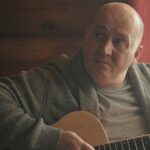 Sergey Burunov Instagram - Друзья. Вы так любите наши душевные ролики с #thefamousgrouse. А еще больше подарки ))) мы решили продолжать вам рассказывать о приключениях моего героя Вити. Скоро 23 февраля, так что новый минифильм про настоящих мужчин, которые найдут выход из любой непонятной ситуации. В этой серии Витя идет знакомится с родителями. Маши. Ясное дело, это стресс для каждого мужика. А чтобы ролик смотрелся спокойнее, мы разыграем 10 бордовых рубашек, как на моем герое. Что нужно: - Быть подписанным на @thefamousgrouseru - Рассказать смешную историю, как вы познакомились с родителями вашей половины. Я читаю комментарии, выбираю самые забавные истории и дарю подарки: рубашку и открытку с автографом. Итоги 15.02 Поехали!