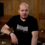 Sergey Burunov Instagram – Дорогие подписчики. Я очень люблю озвучивать или, как еще это называется, быть закадровым голосом, по-настоящему красивые и интересные документальные фильмы. И прекрасно, что их показывают в кинотеатрах, а вы на них ходите.
Вот например, сегодня в прокат вышел фильм “Киты: Стражи планеты”, голосом которого я стал в России (во Франции картину озвучил Жан Дюжарден).
Это невероятно красивая картина о жизни самых удивительных морских созданий, снятая в четырех уголках мира в 4К. Завораживающее путешествие по неизведанным территориям и малоизвестному обществу китов с их потрясающими способностями и богатой жизнью. По задумке режиссера повествование в картине ведется от лица китов. 🐳🐳🐳
Приходите в кино оценить своими глазами масштаб съемок этой работы. Фильм будет интересен как взрослым, так и детям.
Картину выпускает в прокат компания Russian World Vision @rwvfilms