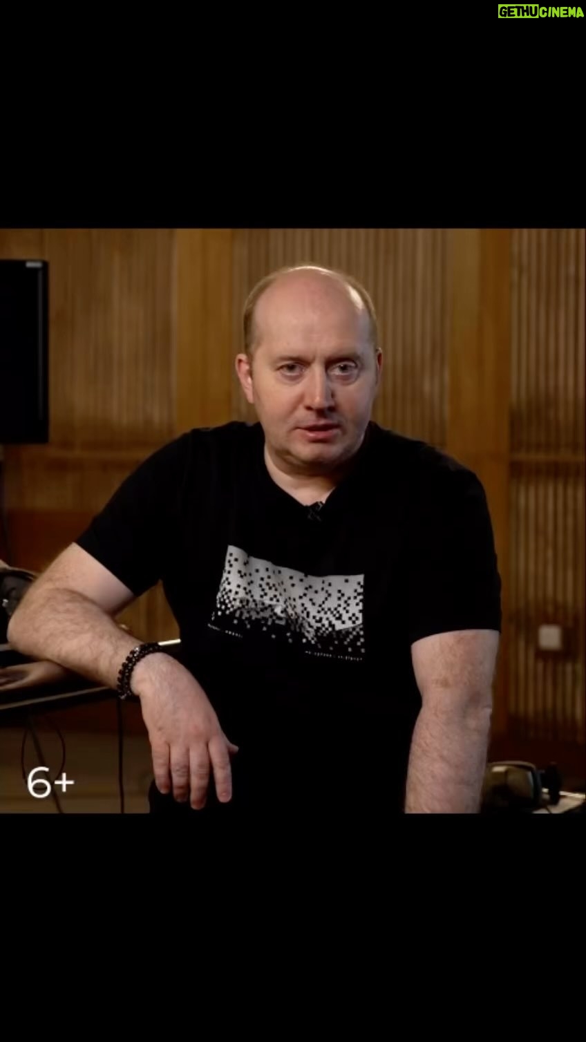 Sergey Burunov Instagram - Дорогие подписчики. Я очень люблю озвучивать или, как еще это называется, быть закадровым голосом, по-настоящему красивые и интересные документальные фильмы. И прекрасно, что их показывают в кинотеатрах, а вы на них ходите. Вот например, сегодня в прокат вышел фильм “Киты: Стражи планеты”, голосом которого я стал в России (во Франции картину озвучил Жан Дюжарден). Это невероятно красивая картина о жизни самых удивительных морских созданий, снятая в четырех уголках мира в 4К. Завораживающее путешествие по неизведанным территориям и малоизвестному обществу китов с их потрясающими способностями и богатой жизнью. По задумке режиссера повествование в картине ведется от лица китов. 🐳🐳🐳 Приходите в кино оценить своими глазами масштаб съемок этой работы. Фильм будет интересен как взрослым, так и детям. Картину выпускает в прокат компания Russian World Vision @rwvfilms