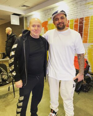 Sergey Burunov Instagram - Это мы с Васей @bastaakanoggano Через неделю, 24 ноября, выйдет очень веселый #вопросребром Программа вышла 👍🏻👍🏻👍🏻
А еще я в восторге от Васиного электронного проекта @gorillazippo Послушайте, дорогие подписчики, это #чистыйкайф 
Соведущим Вася пригласил молодого и очень смешного парня @stasprostoklass и он действительно #простокласс
#баста #стаспростокласс