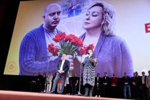 Sergey Burunov Instagram - Поздравляю себя и всех создателей фильма #параизбудущего с премьерой. 
Тонкого, чувствующего режиссера Алексея Нужного @nuzhny, мою любовь, мое сердце - великую Марию Аронову. Желаю молодым артистам, Денису Парамонову @para.denis и Дарье Коныжевой @konyzhevadasha доброго пути. Спасибо всем причастным: оператору Юрию Коробейникову @yury_korobeynikov художнику по костюмама Виктории Ефимовой-Шестаковской @victoriaefimovashestakovskaya , всем продюсерам, каналу Россия, студии ТриТэ и компании ЦПШ. 
Я конечно жду ваших отзывов о фильме. Делитесь в сторис. Я стараюсь смотреть. Может быть конкурс какой-нибудь проведем. Пока не придумал.