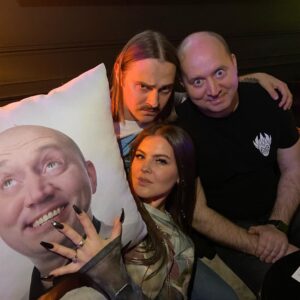 Sergey Burunov Instagram - Недавно мы с Гариком говорили ночью по телефону. Долго. Я что-то эмоционально и увлеченно рассказывал. На том конце было тихо. Ну думаю, слушает внимательно. Молодец. Но вдруг я услышал храп. 
Поэтому вчера в качестве подарка @garikkharlamov я подарил вот такую подушку. 
Сладких снов тебе, Гарик. С днем Рождения, дорогой друг.