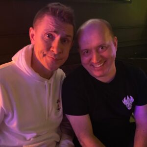 Sergey Burunov Instagram - Недавно мы с Гариком говорили ночью по телефону. Долго. Я что-то эмоционально и увлеченно рассказывал. На том конце было тихо. Ну думаю, слушает внимательно. Молодец. Но вдруг я услышал храп. 
Поэтому вчера в качестве подарка @garikkharlamov я подарил вот такую подушку. 
Сладких снов тебе, Гарик. С днем Рождения, дорогой друг.