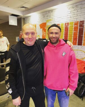 Sergey Burunov Instagram - Это мы с Васей @bastaakanoggano Через неделю, 24 ноября, выйдет очень веселый #вопросребром Программа вышла 👍🏻👍🏻👍🏻
А еще я в восторге от Васиного электронного проекта @gorillazippo Послушайте, дорогие подписчики, это #чистыйкайф 
Соведущим Вася пригласил молодого и очень смешного парня @stasprostoklass и он действительно #простокласс
#баста #стаспростокласс