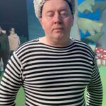 Sergey Burunov Instagram – А что, ребята, ждет нас новогодним утром? Правильно, ребята, – сказка!
Сказка, которая нам знакома с детства. Та самая, которую мы слушали на грампластинках. 
Называется она «Происшествие в стране Мульти-Пульти». 
А с кем же мы отправимся в эту сказочную страну? Ну-ка давайте позовем артистов: 
Александр Петров
Данила Козловский
Евгений Цыганов
Тимофей Трибунцев
Ксения Раппопорт
Виктория Исакова
Алексей Серебряков
И других героев!
Включайте 31 декабря @kion.ru