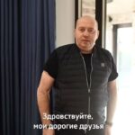 Sergey Burunov Instagram – Мне бывает везет на случайные знакомства с хорошим людьми. В городе Волгограде мы познакомились с Сашей – владельцем бренда российских диванов @ru_sky_design. У него там производство. Разговорились, я рассказал, что сейчас строю дом. Да-да, в 45 лет строю первый дом. 
А Саша рассказал, что использует в дизайне шильдики самолетов. Чем меня и покорил. Вот. Посмотрите, что теперь у меня есть.