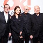 Sergey Burunov Instagram - Вчера прошла премия журнала @okmagazine_ru Я хожу туда каждый год, потому что главный редактор и мой друг, Вадим Верник @vadim_vernik собирает очень хороших людей на это мероприятие. Фотографии полистайте. Но сказать я хотел вот что! Когда на сцену вышел Роман Костомаров @romankostomarovkrs , весь зал встал и зааплодировал. То что с ним произошло по драматизму равно «Повести о настоящем человеке» про летчика Маресьева, вернувшегося в небо после ампутации ног. Подвиг Романа не только в том, что он возвращается к своей профессии, возвращается на лед, а еще в том, что это видно нам, людям без особых проблем, но вечно причитающих о невзгодах. Это. невероятно духоподъемная история. Я постеснялся вчера подойти и высказать свое восхищение. Сделаю это здесь. 👏🏻👏🏻👏🏻