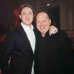 Sergey Burunov Instagram - Вчера прошла премия журнала @okmagazine_ru Я хожу туда каждый год, потому что главный редактор и мой друг, Вадим Верник @vadim_vernik собирает очень хороших людей на это мероприятие. Фотографии полистайте. Но сказать я хотел вот что! Когда на сцену вышел Роман Костомаров @romankostomarovkrs , весь зал встал и зааплодировал. То что с ним произошло по драматизму равно «Повести о настоящем человеке» про летчика Маресьева, вернувшегося в небо после ампутации ног. Подвиг Романа не только в том, что он возвращается к своей профессии, возвращается на лед, а еще в том, что это видно нам, людям без особых проблем, но вечно причитающих о невзгодах. Это. невероятно духоподъемная история. Я постеснялся вчера подойти и высказать свое восхищение. Сделаю это здесь. 👏🏻👏🏻👏🏻