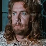 Sergey Burunov Instagram – На днях ушел из жизни великий актер Вахтанговского театра, великий Человек, великий педагог – мой преподаватель художественного слова в Щукинском театральном училище, Алексей Глебович Кузнецов.
Вы помните его по ролям герцога Бекингема в «Трех мушкетерах», главной роли в фильме «Зеленый огонек», Николая Кирсанова в «Отцах и детях».
Если бы не он, не его чуткость и увлеченность нами, студентами, если бы не его вера в меня, то думаю, я бы и сам не научился в себя верить.
Он очень смешно обращался к нам: «Киська». «Киська, ты должен это в себе найти» – и задавал мне совершенно неожиданные отрывки.
Именно он придумал называть меня «Бурунчик».
Вечная память вам, Алексей Глебович! Я не забуду вас никогда! 💕