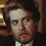 Sergey Burunov Instagram – На днях ушел из жизни великий актер Вахтанговского театра, великий Человек, великий педагог – мой преподаватель художественного слова в Щукинском театральном училище, Алексей Глебович Кузнецов.
Вы помните его по ролям герцога Бекингема в «Трех мушкетерах», главной роли в фильме «Зеленый огонек», Николая Кирсанова в «Отцах и детях».
Если бы не он, не его чуткость и увлеченность нами, студентами, если бы не его вера в меня, то думаю, я бы и сам не научился в себя верить.
Он очень смешно обращался к нам: «Киська». «Киська, ты должен это в себе найти» – и задавал мне совершенно неожиданные отрывки.
Именно он придумал называть меня «Бурунчик».
Вечная память вам, Алексей Глебович! Я не забуду вас никогда! 💕