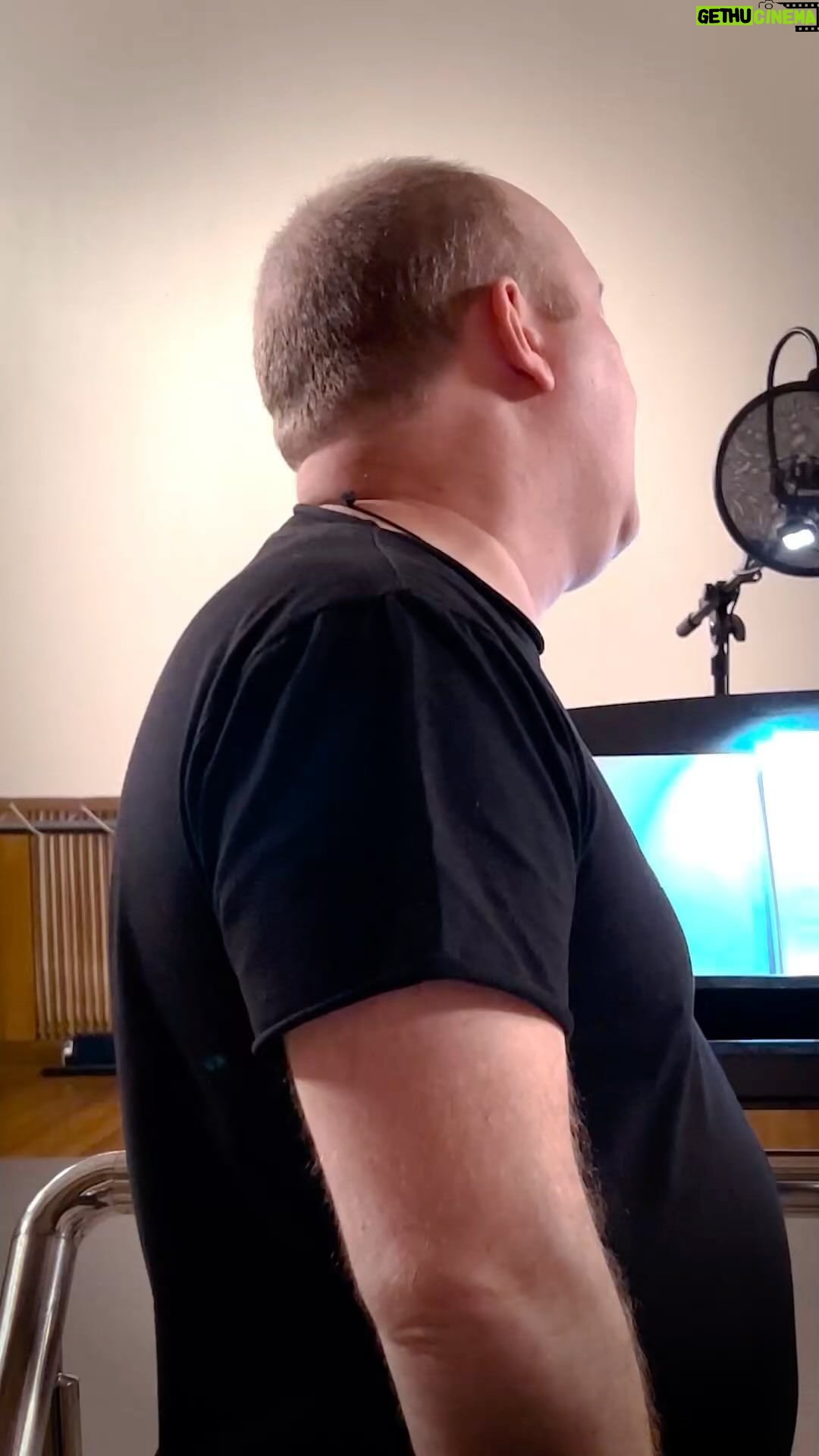 Sergey Burunov Instagram - Включаем сегодня в 20.00 @tnt_online и смотрим первую серию «Нины». Мой любимый Жора Крыжовников - художественный руководитель проекта - говорит, что я там играю «на высоких вибрациях». Волнуюсь. Посмотрим вместе. Я тоже еще не видел.