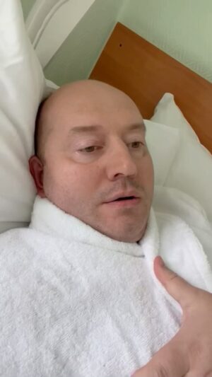 Sergey Burunov Instagram - Всем, кто звонит и пишет, спасибо за заботу и внимание к моему здоровью. 
Берегите себя! 
P.s. А еще давно хотел обратится к разным каналам в ютубе и не только. Как же это отвратительно, когда вы пишите про то что популярный артист или певец умер, разбился и так далее. Я регулярно получаю звонки от друзей и близких, и читаю комментарии подписчиков с тревогой, что со мной. 
Мне объяснили, что это называется кликбейт. И внутри таких видео может быть что угодно другое. И за счет известных имен, просто нагоняется трафик. Но это мерзко. Просто мерзко.