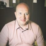 Sergey Burunov Instagram - На самом деле, я уже больше года работаю с Фондом «Не напрасно» @vse.nenaprasno.ru и его руководителем Ильей Фоминцевым @ifomintsev Почему я выбрал именно этот Фонд? Да потому что вы знаете, моя мама умерла от рака. И я был, мягко говоря, в растерянности, что делать, где получать тогда информацию и понять, куда бежать за помощью. Фонд не занимается адресной помощи отдельным пациентам. Он помогает делать так, чтобы пропал хаос в головах пострадавших пациентов и их близких. Чтобы была системная инфраструктура для борьбы с чертовым раком. Вот некоторые задачи Фонда: ✅ Снижение смертности путем профилактики заболеваний, повышения качества лечения пациентов и образования врачей. ✅ Образование Подготовка онкологов в рамках программы постдипломного образования талантливых молодых врачей - Высшая школа онкологии. ✅Просвещение населения по вопросам профилактики и ранней диагностики онкологических заболеваний.
