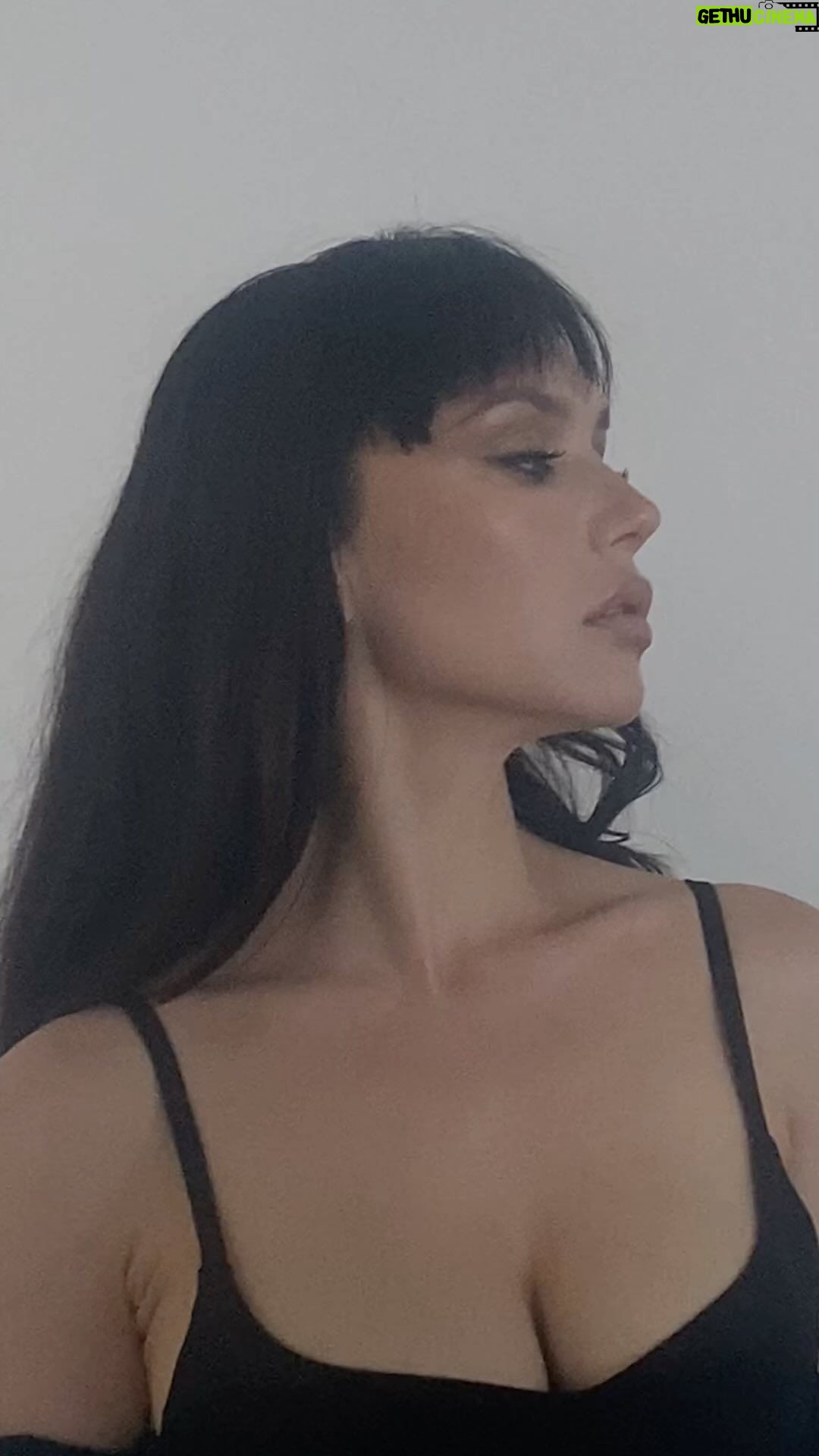 Sergey Burunov Instagram - У красавицы @seryabkina сегодня вышла песня «Дядя Гена». Слушаем на всех площадках. Особенно потому что скоро вас ждет сюрприз. В шапке ссылка на прослушивание трека целиком 💃🏿💃🏿💃🏿