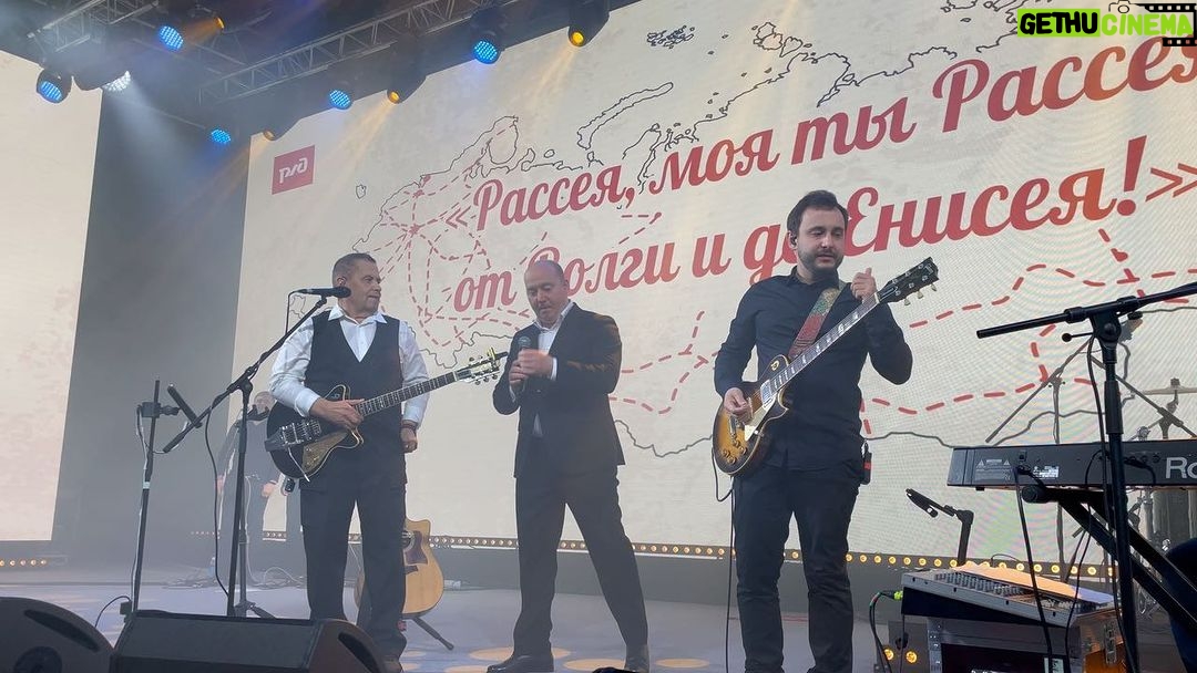 Sergey Burunov Instagram - Песня из фильма «Родные». Спасибо, группе Любэ. @actorsashapetrov , я знаю, ты любишь ее. St. Petersburg International Economic Forum
