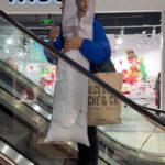 Sergey Lazarev Instagram - Истерика 😂😂😂! Ну, а с другой стороны, почему бы и нет😂 свой домашний, удобный, Мягкий Лазарев 😂Увидел на просторах интернета! Реакция прохожих 😅 думаю , может быть мерч такой сделать?? 😘 #лазарев #сергейлазарев #загадайлюбовь