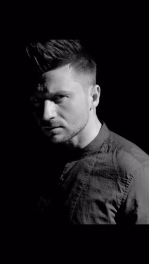 Sergey Lazarev Instagram - Сегодня 6 лет потрясающе красивому клипу на нашу совместную песню с Димой Биланом @bilanofficial «Прости меня». Эта песня и видео работа - вне времени и жанров. Это очень взрослый и философский клип. Очень люблю это видео🖤 если вы еще не видели, обязательно посмотрите! #простименя #лазарев #билан #сергейлазарев #димабилан
Наверное, стоит уточнить, на всякий случай 🤦🏻‍♂️, что песню мы поем не друг другу, а то время такое-вдруг опять кто-то что-то увидит и услышит не то, что заложено в песне и клипе… 🤷🏻‍♂️